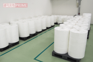 【1不織布張り合わせ】白い不織布が3ロール設置され、3層に織り重ねていく1/2