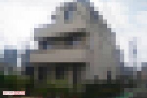 容疑者が住む一軒家。3階建てで3世帯が同居している