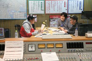 現場ディレクターと打ち合わせしてから番組スタート! さすが1年8か月パーソナリティーを務めているだけあって、終始リラックスしたムードが漂う。