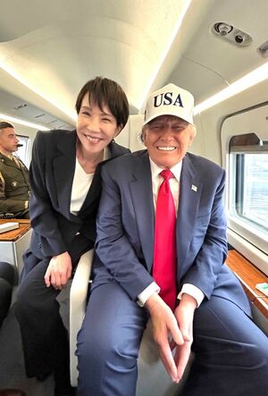 体を寄せトランプ大統領と仲睦まじい様子の高市首相(高市首相本人Xより)