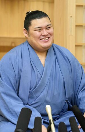 大の里、出世が早すぎて髪の伸びが追いつかず、ちょんまげ頭のまま大関昇進の可能性も?　写真／共同通信社