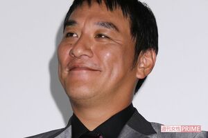 '13年9月、死刑囚役を演じた映画『凶悪』の完成披露試写会で満面の笑みを見せていた