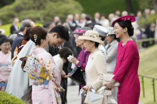 園遊会でりくりゅうペアとの会話を楽しむ佳子さまからは、競技に関する専門的な質問も（2026年4月17日）
