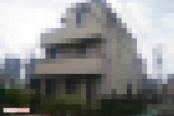 容疑者が住む一軒家。3階建てで3世帯が同居している