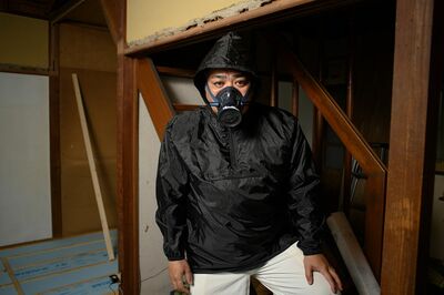 特殊清掃人の高江洲さんは数々の現場で人と動物の痕跡を見つめてきた