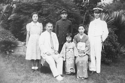 昭和15年4歳当時、目黒の自宅で撮影した家族写真