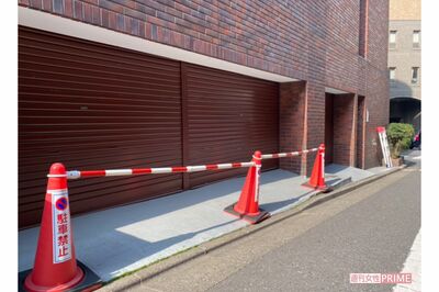 逮捕後、クリニックの看板は即はずされた＝東京都豊島区