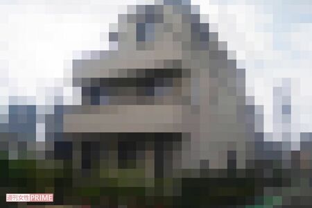 容疑者が住む一軒家。3階建てで3世帯が同居している