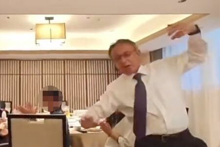 SNS上で拡散された玉城デニー知事のカチャーシー動画