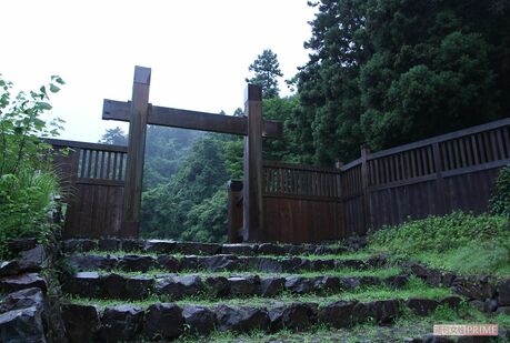 御主殿跡へと向かう門。女や子どもたちが自刃し、身を投げたという御主殿の滝へと通じている