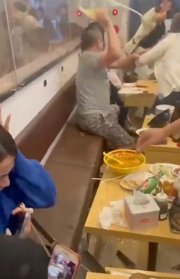 SNSで拡散された、池袋で起きたと思われる“中華料理店”乱闘動画1/3