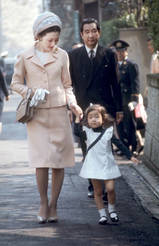 紀宮さま（現・黒田清子さん）と幼稚園の入園式に出席される美智子さま（1973年4月）