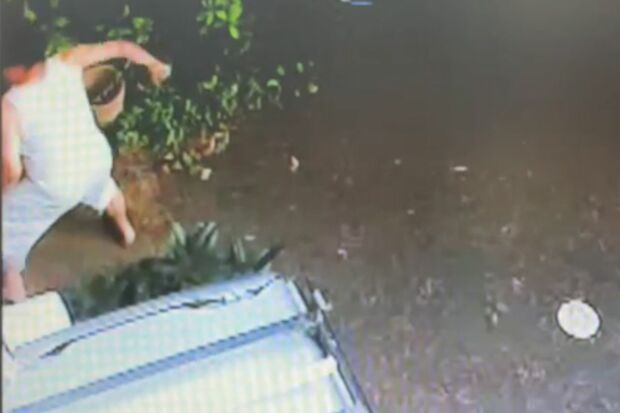 突然、Aさんを襲う河上久容疑者。手には刃物が…　2/6