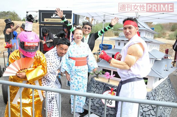 日本人も参加！　LA在住の高木寛治さん率いる日本人チームは、姫路城を模したカートで7位に。撮影／吉岡竜紀