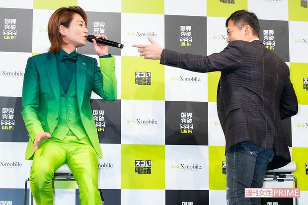 「社長、アカペラで歌います？」と『限界突破×サバイバー』の前奏を口ずさんだきよしくん。戸惑いながら歌い出す社長。さらに、きよしくんはハモり始め、ノリノリ度はどんどんアップ。ついに2人でフルコーラスを歌い上げてしまった！　撮影／廣瀬靖士