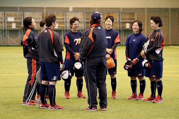 打撃練習前に選手たちにアドバイス。ときにはジョークも交えながら明るい雰囲気で選手たちに接するのが麗華監督流だ　撮影／吉岡竜紀