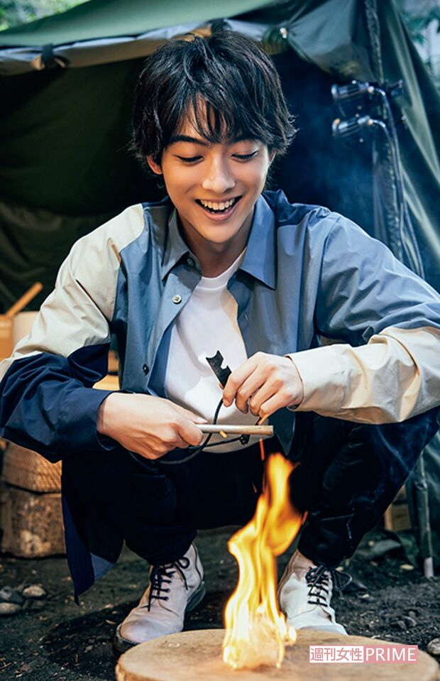 ファイヤースターターで火おこし　撮影／廣瀬靖士