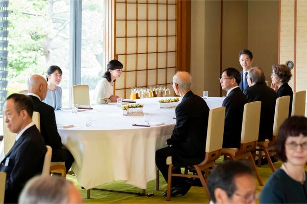6月24日のお茶会に愛子さまと出席された佳子さま(宮内庁提供写真)