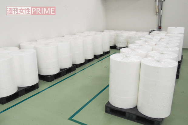 【1不織布張り合わせ】白い不織布が3ロール設置され、3層に織り重ねていく1/2