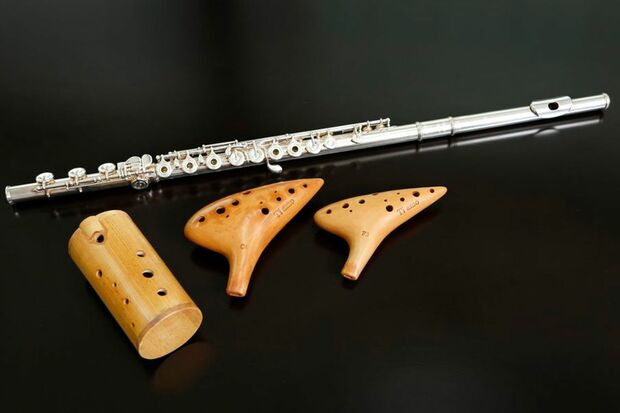 愛用のフルートとオカリナ。筒状のオカリナは旅先のお土産屋さんで見つけたものだとか