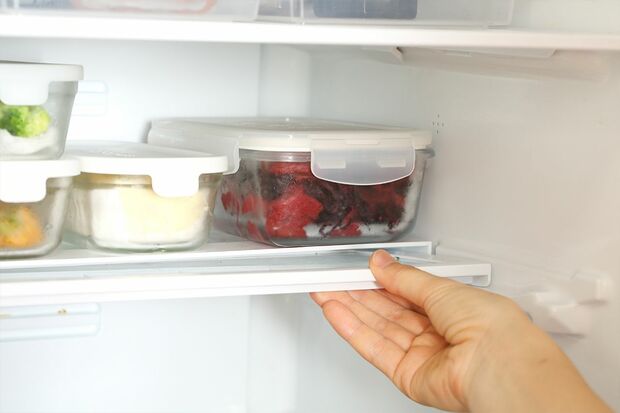 【E】可動棚は臨機応変に使う。棚に奥行きがありすぎると、食材が埋もれ、使い忘れ→腐らせるという負の連鎖に。「スライドタイプは半分しまって手前を広く使い、棚板の間隔が調整できるものは、最下段の棚をはずすとスペースが有効に使えます」