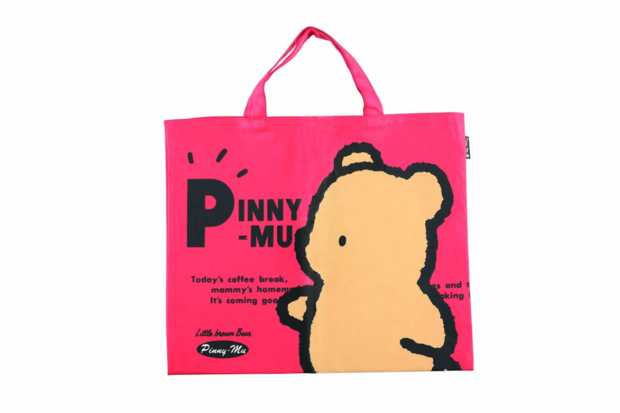 布バッグ（サンエックス）ピニームー'87年誕生。「太いペンで描いたようなギザギザのラインに、ビビッドな色使い。今見ても古さをまったく感じません」。文具はもちろん、学習ドリルにも採用されるほどの人気者に布バッグ（サンエックス）（C）2023San-XCo.,Ltd.AllRightsReserved.