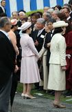 園遊会で現代美術家の横尾忠則氏と話す愛子さま