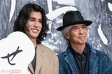 佐藤浩市（62）＆寛一郎（26）　初共演映画の試写会でのワンシーン。「俺、今日は変な笑顔になっちゃうよ」と佐藤