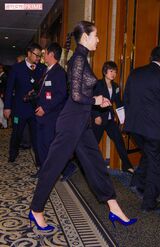 '15年12月28日、都内で行われた『日刊スポーツ映画大賞授賞式』に参加した長澤。このときもセクシーなシースルー衣装で登場（その３）