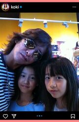 サーファーっぽいロン毛仕様の若パパ♪　PTAにこんな人いたら仕事どころではない（Koki,のインスタグラムより）