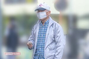 グレーの上着を羽織ったラフな服装で記者の直撃に応じる舛添要一