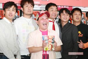 『竜兵会』のメンバー。写真左から劇団ひとり、土田晃之、上島竜兵さん、肥後克広、有吉弘行、安田和博(2009年)