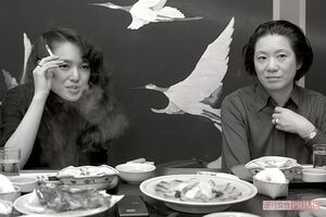 '81年、脚本家の向田邦子さん（右）と対談中にたばこをくゆらす桃井かおり（左）
