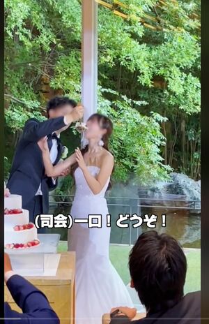 ファーストバイトで新郎から“顔面ケーキ”された新婦（TikTokより）