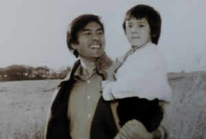 '78年ごろCMの撮影で北海道を訪れた際には、長男の諒を抱きかかえて笑顔を浮かべていた