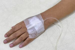 「外で目が回って倒れて病院に救急搬送されて……」。30代女性は今も後遺症に悩まされているという（写真はイメージです）