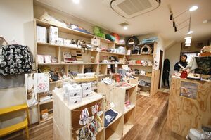 スタッフが集めた雑貨やオリジナルグッズがたくさん／ネコリパブリック