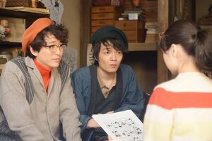 坪内祐二（浅香航大・写真左）と新田啓輔（岡山天音・写真中央）。(c)NHK