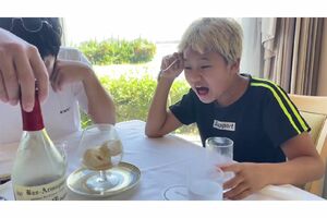 お酒と知り「こんなん食ったらあかんよ」とつぶやくゆたぼん(本人のYouTubeより)