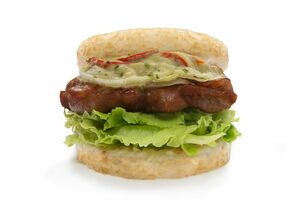 タイで販売されているモスライスバーガー『グリーンカレー』（同社撮影）
