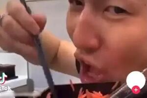 卓上の紅しょうがを直橋で書き込む嶋津容疑者、撮影者は岡容疑者（SNSより）