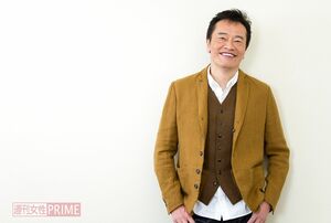 ジャケット姿に柔和な笑みがなんともすてきな遠藤憲一　撮影／伊藤和幸
