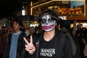 現在公開中の映画『ジョーカー』にちなんだコスプレをする男性