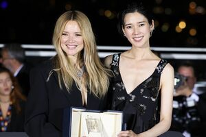 第79回カンヌ国際映画祭で最優秀女優賞を受賞したヴィルジニー・エフィラ（左）と岡本多緒　写真／共同通信社