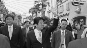 安倍首相は'14年にシンガポールのIR施設を2か所視察。「成長戦略の目玉になる」と興奮した