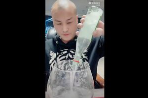 中国版TikTok『抖音』の生配信でアルコールを過剰摂取し、死亡した三千哥(サンチェングア)さん