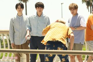 『真夏のシンデレラ』撮影中の、左から萩原利久、間宮祥太朗、白濱亜嵐。男性陣が勢ぞろいかと思いきや、そこに神尾楓珠の姿はなかった