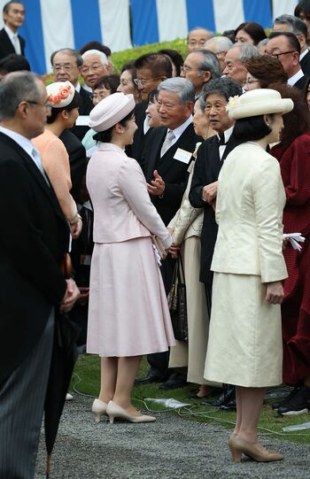 園遊会で現代美術家の横尾忠則氏と話す愛子さま
