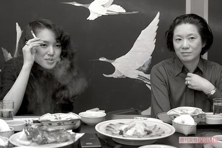 '81年、脚本家の向田邦子さん（右）と対談中にたばこをくゆらす桃井かおり（左）