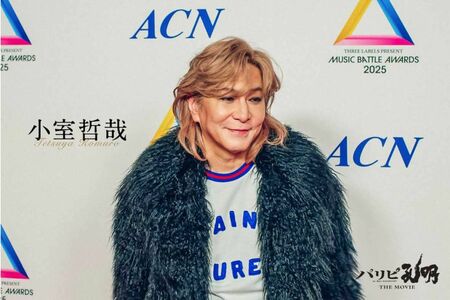 映画『パリピ孔明THEMOVIE』に本人役でカメオ出演する小室哲哉(映画公式サイトより)